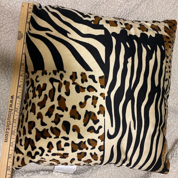 Throw Pillows Set of 3 Animal Print EUC - Picture 3 of 14